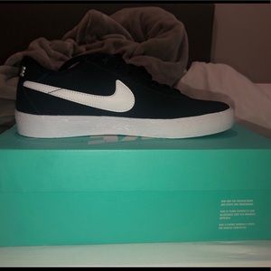 BRAND NEW* Nike SB BRUIN LOW
